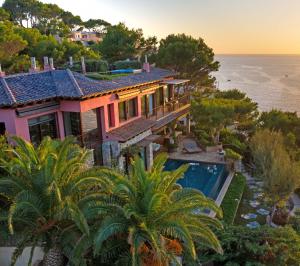 Concierge Auctions is pleased to announce that Ca’n Zen in Mallorca, Spain is pending sale following a competitive auction with registered bidders from 5 countries, including Spain, Germany, Sweden, the UK, and the United States, in cooperation with listing agent Sergey Kotrikadze of Imperial Properties—adding to its roster of Mallorcan properties, known for its previous sale of Finca Si Vinya for €8M This gorgeous Mallorcan villa sits perched on a cliff overlooking Santa Ponsa Bay and the Mediterranean Sea.