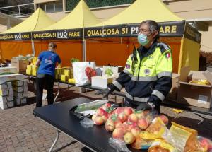 In the courtyard of the Church of Scientology Milan, Pro.civi.co.s volunteers collect and sort fresh fruit and vegetables for distribution to those in need.