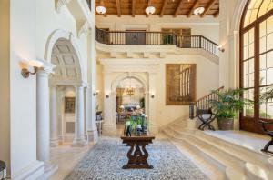 Host lavish parties across 20,000-square-feet of space with large and formal gathering areas, or entertain guests for a weekend staycation at your two-story guest house.