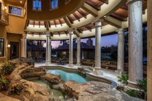 Make the best use of Windermere’s balmy weather in the detached summer kitchen or custom gazebo overlooking Hourglass Lake.