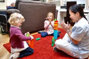 Empleadas de hogar internas seleccionadas en origen jugando con niños