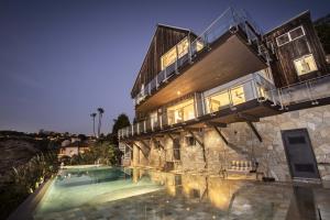 Private four–sided infinity–edge pool