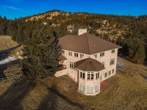 Luxury homebuyers can skip the multiple-offer headaches and get their own piece of luxurious Montana living by bidding on a 20-acre idyllic property on Luxea Global Auctions’ secure and innovative platform This stunning more than 8,600 square-foot home sits on 20 acres nestled in the rolling Montana mountainside while still offering easy access to Interstate 15. Designed with comfort and luxury in mind, this gorgeous home features beautiful custom built-ins.