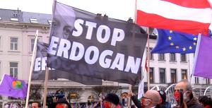Eine Gruppe von Demonstranten schwenkt "Stop Erdogan"-Fahnen