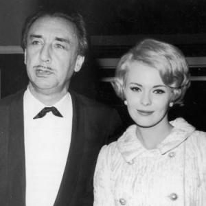 Romain Gary and Jean Seberg posing for the press at a Premiere