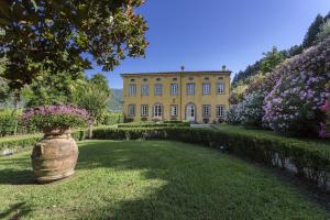 Villa Controni, built in the 16th century, is the largest and most important villa of the six. It was once a fertile estate devoted to the cultivation of rare flowers and production of extra virgin olive oil.