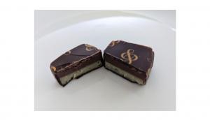 Ce chocolat est surprenant et pas comme les autres. Il équilibre délicatement la ganache au basilic et citron vert avec celle au lait provenant de la République Dominicaine www.SweetGigforFrenchKid.com #ggeggo #sweetgigfrenchkid #andso