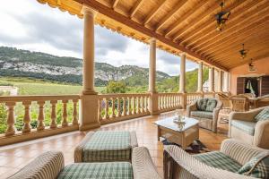 Built in the 16th century and completely restored during last years, the impressive manor house of Son Serralta perfectly pairs Mallorcan tradition with the utmost luxury.