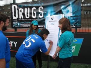 With overdose deaths spiking across the country, some of the most tragic stories involve teens dying of fentanyl poisoning from counterfeit pills sold over social media Teens in London, England, sign the Foundation for a Drug-Free World pledge to live drug-free.