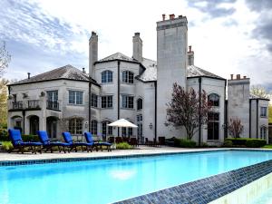 A backdrop for year-round entertaining