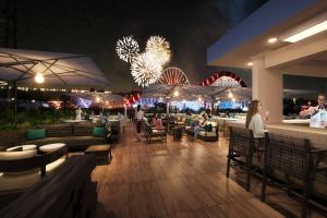 The Westin Anaheim Resort RISE Roof Top Lounge