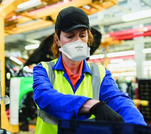 Worker wearing a Gerson respirator.