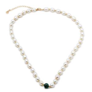 dazzling-freshwater-pearls-with-malachite-as-a-drop-necklace