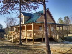 Vets Building a Future from Superior Log Structures for Four-Season Sheltered Living