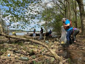 27,272 lbs. That’s how many pounds of throwaway drink containers that Keep the Tennessee River Beautiful estimates its volunteers have removed in 2021 alone—all of which could have been spared if reusable products such as those made by YETI had been used instead Volunteers collect plastic bottle litter on the Tennessee River in Rogersville, Ala.