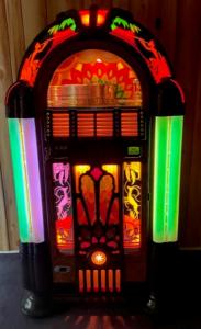 The large crop of vintage jukeboxes includes this excellent example of the Wurlitzer 950 – the “king of jukeboxes”.
