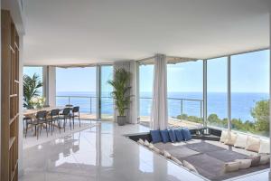Full southern exposure ensures the interior of the residence, decorated in a clean minimalist and contemporary style, stays bathed in warm natural light.