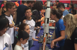 Michaelis Foundation e 321 Go Space trazem o Space Day para o Brasil 3 Na imagem é possível ver crianças de diferentes idades contemplando a réplica do foguete Saturn V em exposição