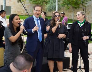 President Isaac Herzog and his wife Michal made a meaningful visit to the Shalva Sukkah in Jerusalem2