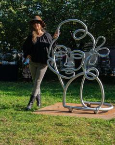 The pandemic may have delayed her arrival, but “Renaissance Women,” artist Alice Mizrachi’s tribute to the women of the Harlem Renaissance, has finally debuted in Harlem’s famed Marcus Garvey Park Artist Alice Mizrachi with her "Renaissance Women" sculpture in Marcus Garvey Park. Photo by Christelo Gerard.