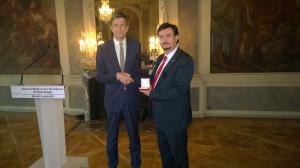 Mathieu Klein, le maire de Nancy et président de la Métropole du Grand Nancy, remettant la Médaille d'Or de la Ville de Nancy au Dr Florian Kongoli