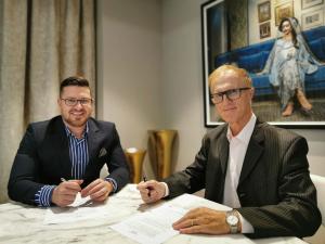 MetalStream CEO, David Vincent, and Gassendi CEO, Alexander Croft, signing documents finalising the acquisition of Gassendi by MetalStream.